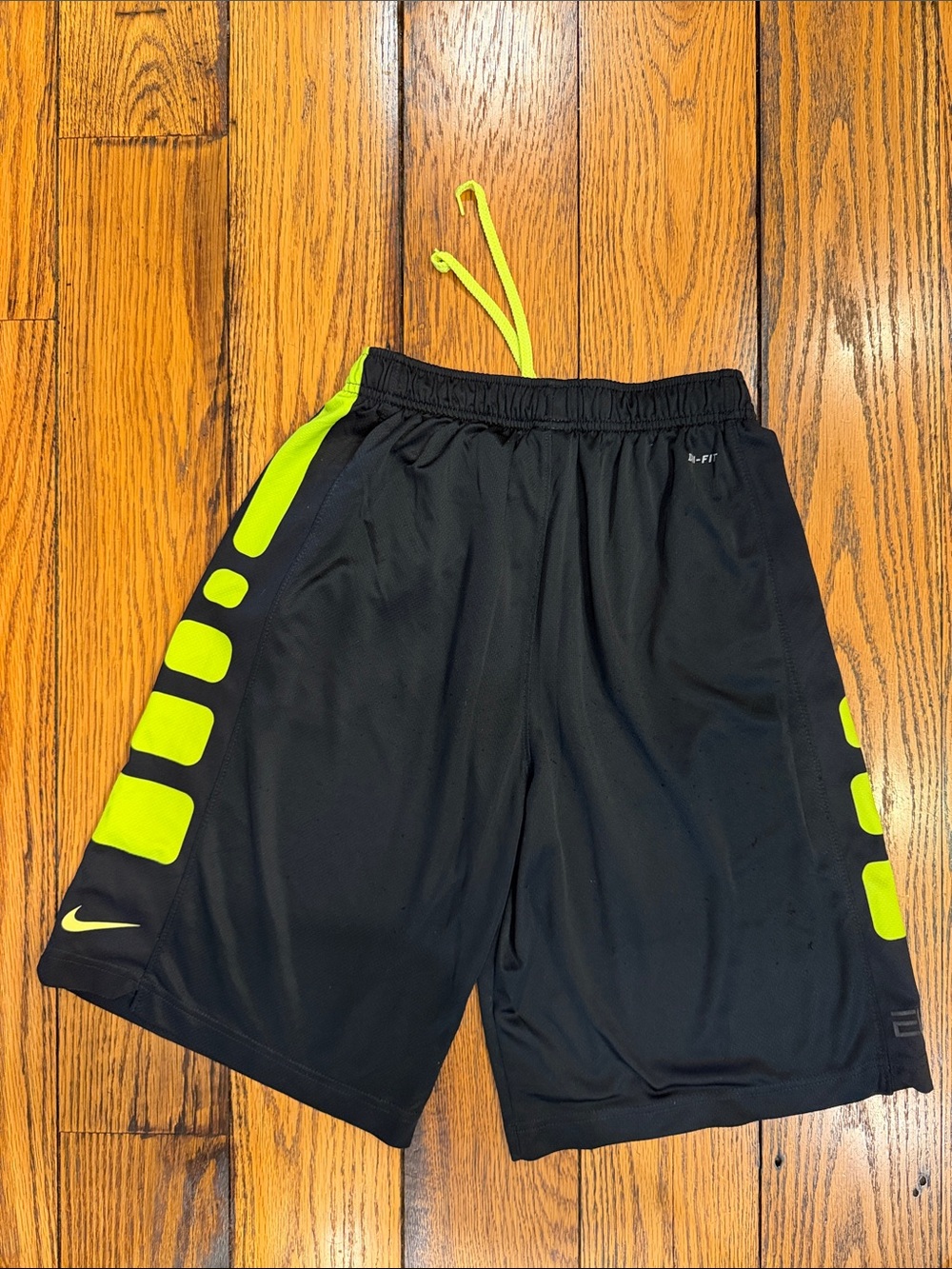 NIKE ELITE STRIPE BASKETBALL SHORTS IN BLACK AND NEON GREEN BOYS SIZE LARGE - Picture 3 of 12